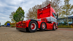 20251019-Tom-Holding-00159